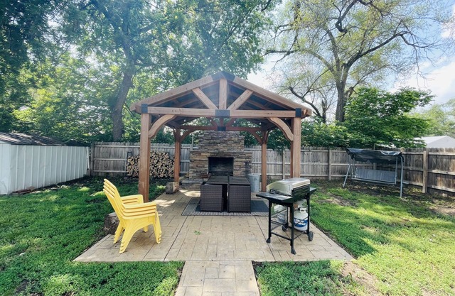 Cozy 3BR, Theater Room & FirepitnNo Cleaning Fee!