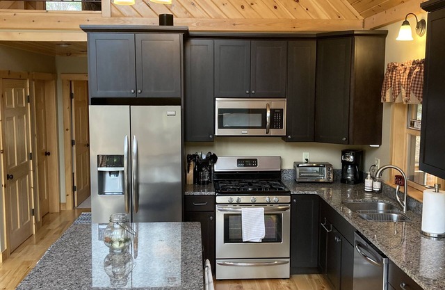 Cozy 4 bed Ski Home Conveniently Located close to Mountain and Downtown