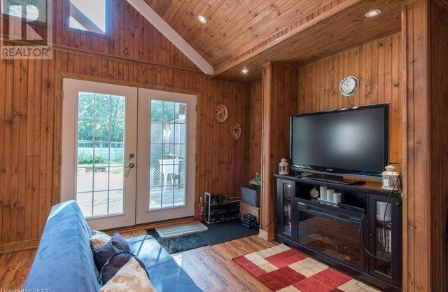 Cozy 4 Bedroom Cottage with lake views and hot tub