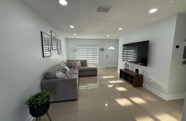 Cozy 4-bedroom House w/Pool, Tikihood, clean ambient, nice place near Airport!