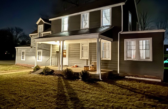 Cozy 4 Bedroom Residential Home With indoor fireplace and lots of parking