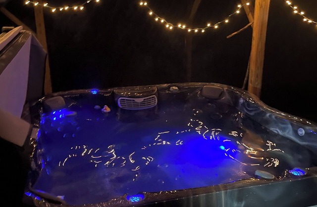 Cozy 4 BR home with hot tub in Weston near 4 ski areas & many hiking trails!