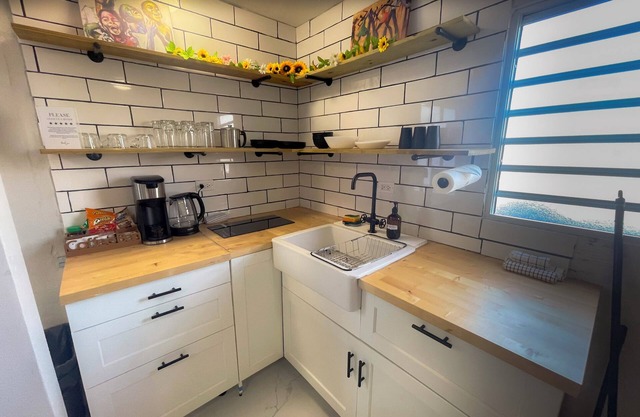 Cozy 4 Guest Apt with A/C, Free Parking & Wi-Fi