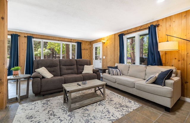 Cozy 4BDR Cabin in Bend- Sleeps 9!