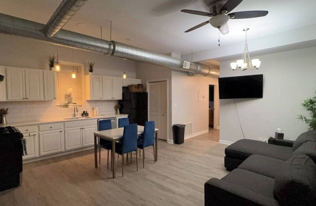 Cozy 4BR Apartment minutes from great eateries, entertainment, and shopping!