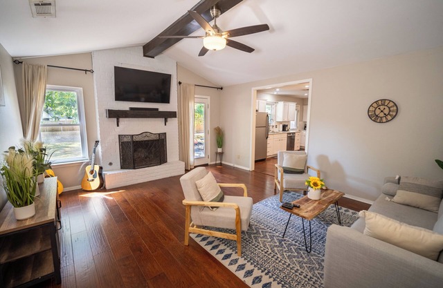 Cozy 4BR, BBQ Grill, 10 minutes from Downtown!