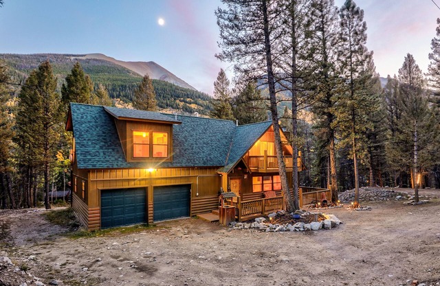 Cozy 4BR Cabin w/Private Sauna & Near Hot Springs