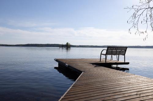 Cozy 4BR Lakeside Cottage with Sauna & Outdoor Grill