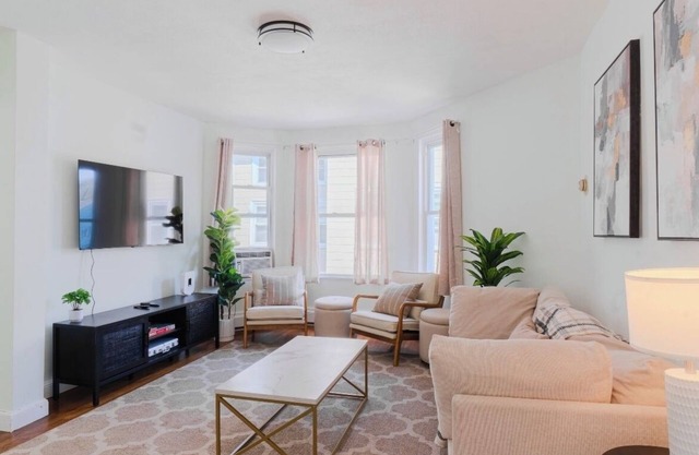 Cozy 4BR near Boston+gameroom