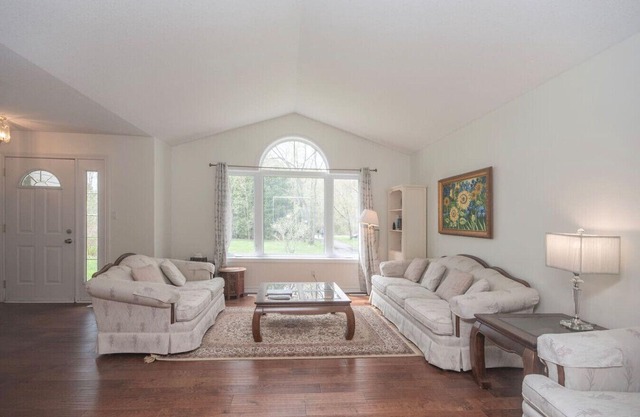 Cozy 4BR Retreat in Quinte West | BBQ & Backyard