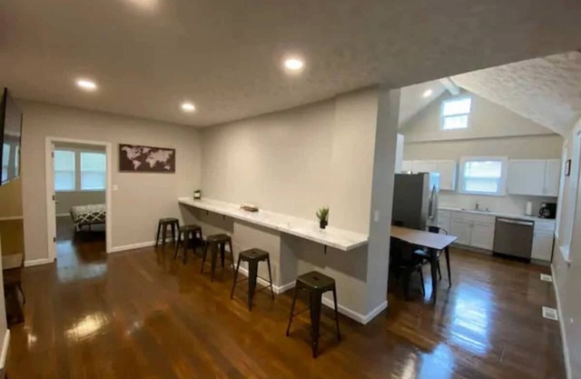 Cozy 5 Bedroom 3 Bath Omaha Home. Sleeps 14 w/Lots of parking!