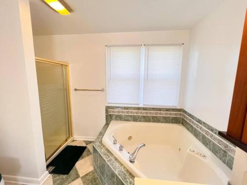 Cozy 5 bedroom Home mins from RIT