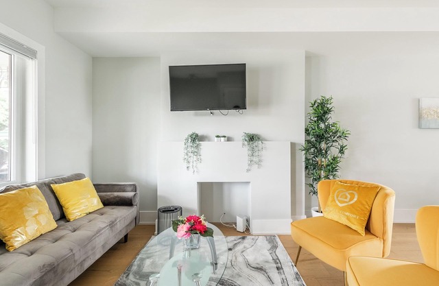 Cozy 5 Bedroom House in Downtown Toronto