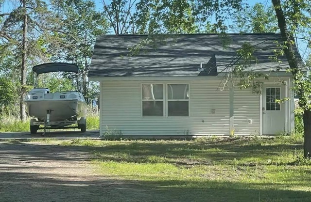 Cozy 5-Star Guesthouse on Bald Eagle Lake - Serene and Peaceful.