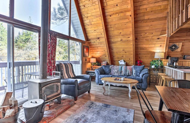 Cozy A-Frame w/Hot Tub Near Arrowbear Lake!