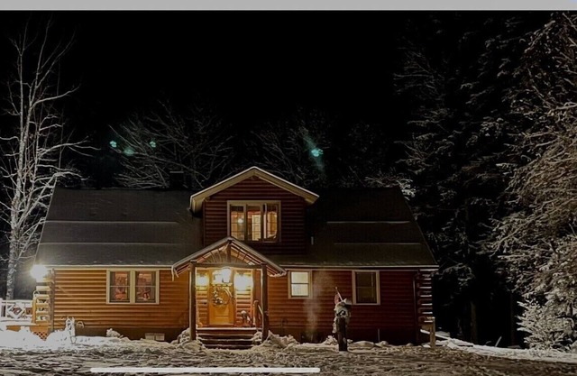 Cozy Adirondack Log Cabin On Trout Stream In A 1 1/2 acre pine plantation.