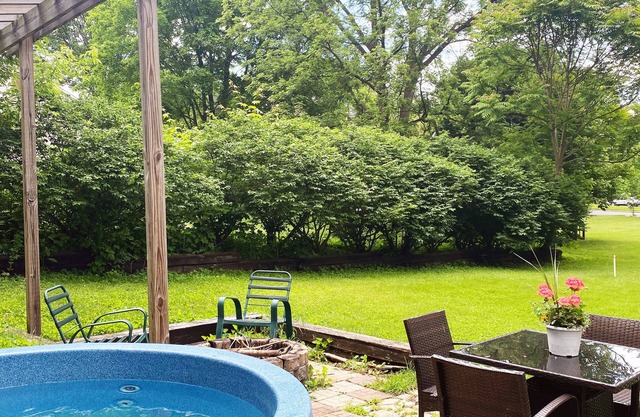Cozy air conditioned 3 bedroom house, fire pit, grill, hot tub, run all year!