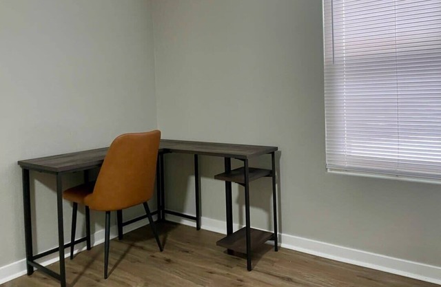 Cozy Aksarben Living-close to I-80 & WFH desk