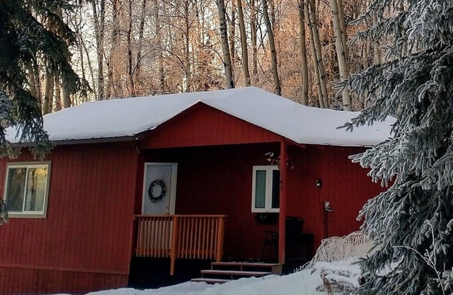 Cozy Alaskan Cabin, with rare Northern Lights views.