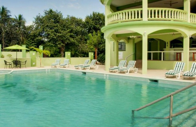 Cozy and affordable 'cottage'- Central, walking distance to town and river- MB