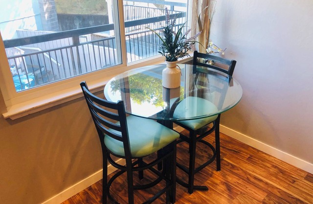 Cozy and bright 1-BR apartment in the Belmont Hills