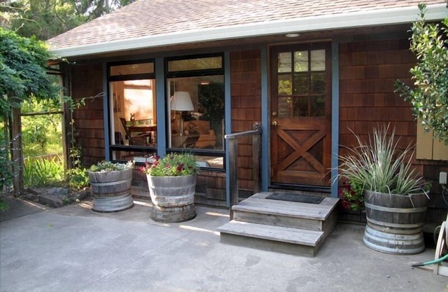 Cozy and Charming Apple Blossom Retreat—Relax with Nature