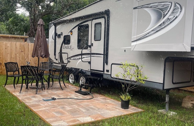 Cozy and Comfortable Camper to get fun and good times