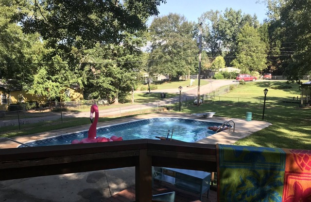 Cozy and Comfortable with Lake Views and Access