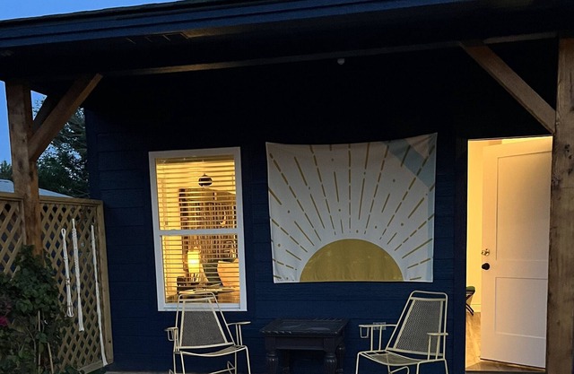 Cozy and comfy lodging. Walking distance to the town square and BBQ!