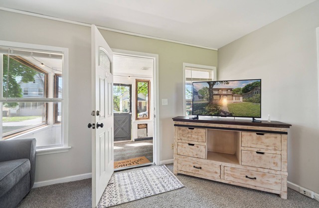 Cozy and Convenient 3-bedroom Home In the Heart of Lansing w/Wifi And Coffee