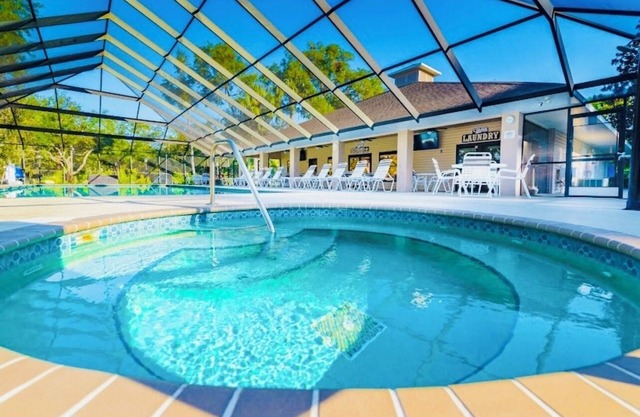 Cozy and fully equipped cabin in Crystal River Fl. Screened-In outdoor pool.