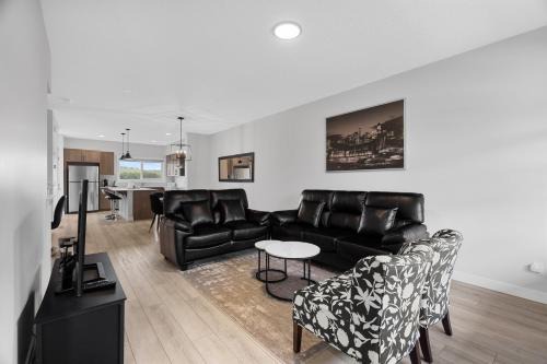 Cozy and inviting 3BR Entire Home in Calgary for holidays and gatherings free parking for two cars
