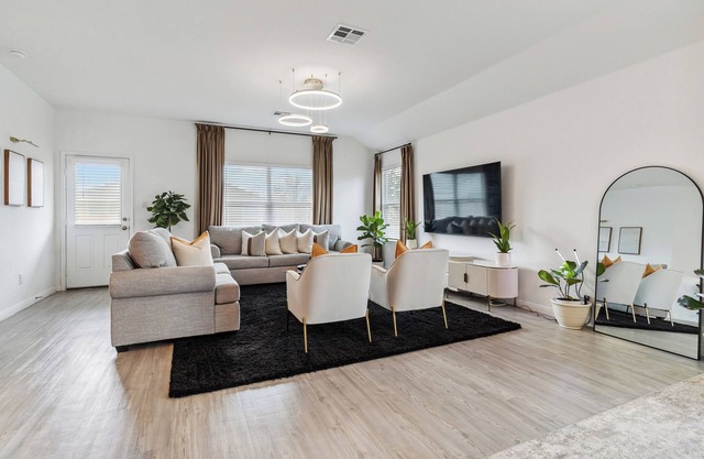 Cozy and Modern, 3 bedroom, 2 bathroom Home in Converse, TX/Near San Antonio.