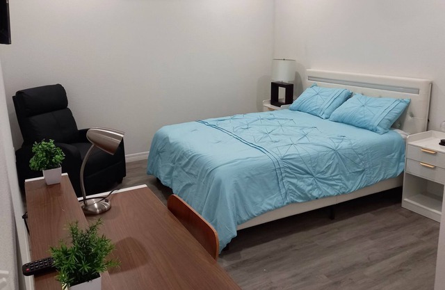 Cozy and Modern Studio suite in Longwood