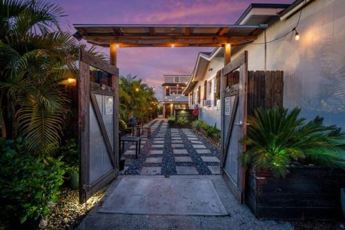 Cozy and Private Studio w Outdoor Deck