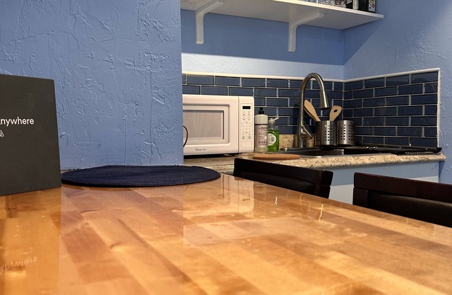 Cozy and Private Studio Retreat near Downtown & Beaches
