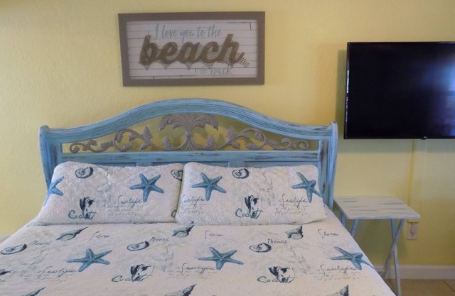 Cozy And Quaint "Old Florida" Beach Condo - Updated Kitchen