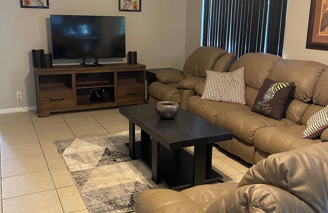 Cozy and spacious 3 bed/2 bath with office/den. Centrally located in Tampa.