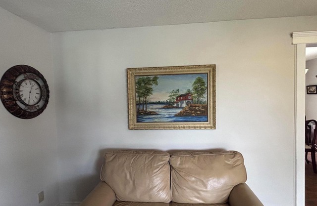 Cozy and Spacious 4 bedrooms, 1.5 bathroom, private yard for the whole family.