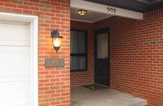 Cozy and spacious 4-bedroom house in the heart of campus. Walk to Boone Pickens!