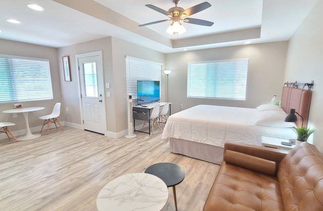 Cozy and Modern Style Studio with King Size Bed Free Laundry in HPP