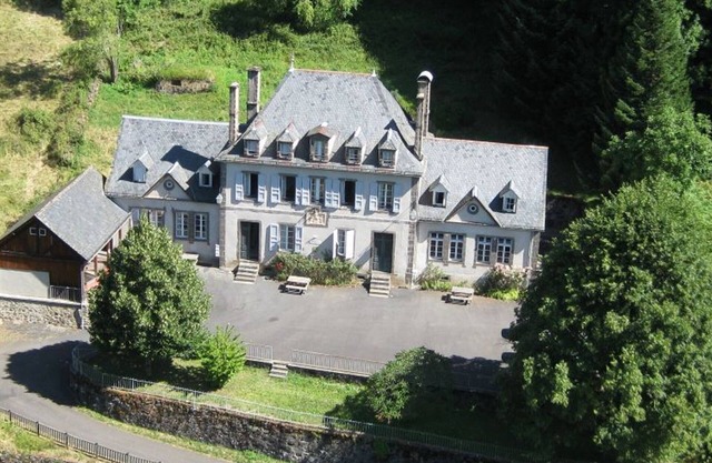 Cozy Apartment in Saint-Vincent-de-Salers, Near Puy Mary, 2 Bedrooms, Ideal for Hikes & Skiing