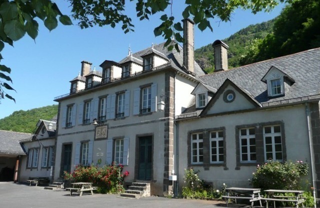 Cozy Apartment in Auvergne, Near Puy Mary - Sleeps 4, BBQ, Hiking, and More