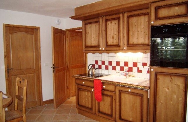 Cozy Apartment for 6 with Pool, Balcony, and Private Parking in Crest-Voland