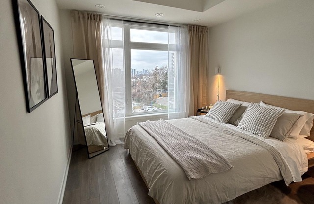 Cozy apartment in mid-town Toronto with parking. Pet friendly!