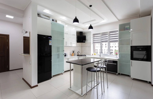 Cozy apartment in the city center: guarded yard, kids area. Near by Oloy bazaar.