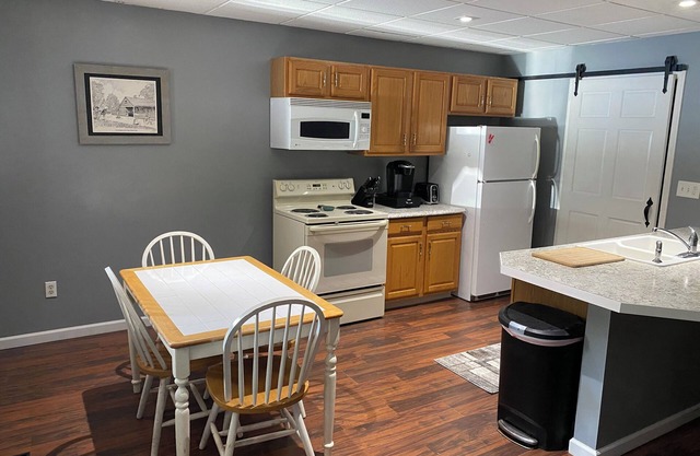 Cozy Apartment minutes from ski resort golf coarse and large indoor flea market
