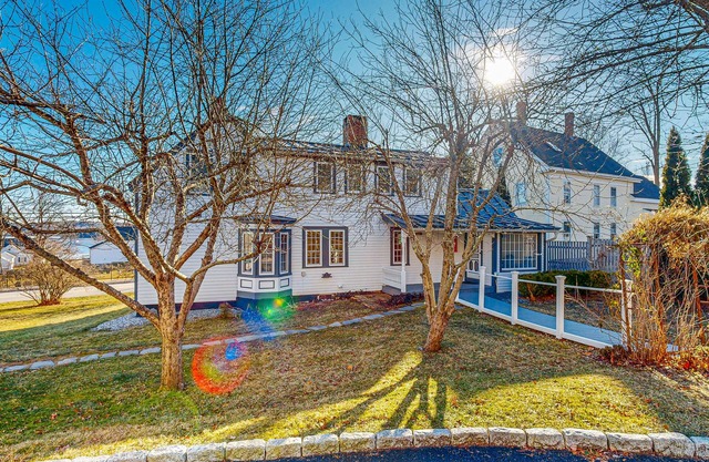 Cozy apartment near the river: walk to town & local attractions