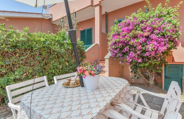 Cozy apartment of 45 sqm, for 4 people, located on the ground floor (no elevator and steps to access it).The accommodation is located in the village of Cavo (Rio, Elba Island), a quiet residential area surrounded by Mediterranean greenery, a few steps fr