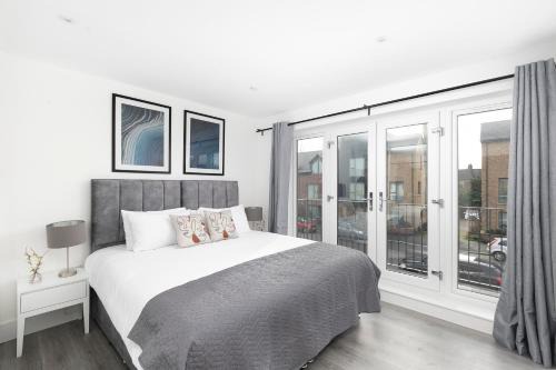 CoZy Apartments With King Size Beds Near Enfield Town & Chase Farm Train Stations With Wifi and Parking
